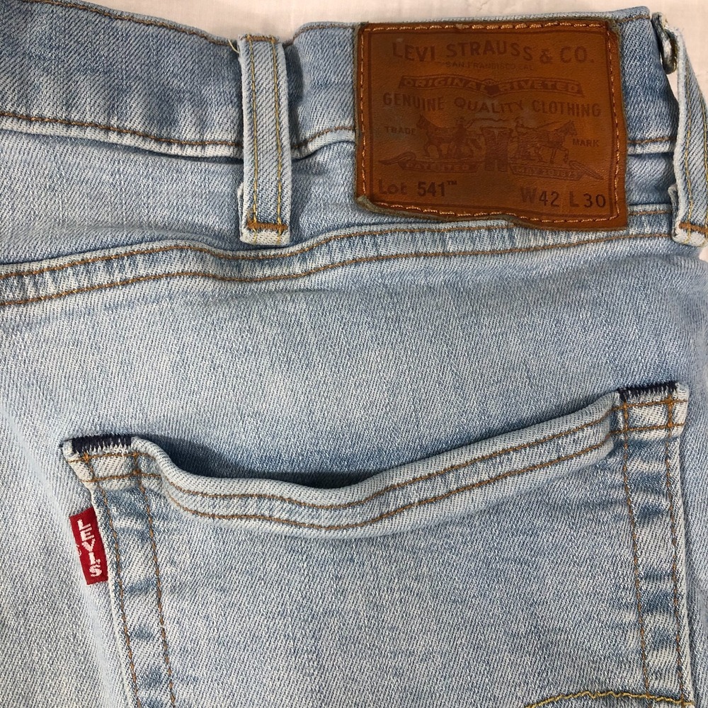 Levi's 541 Jeans Men's Size 42x30 Denim Blue Light Wash Straight Big E (40x28)